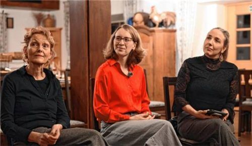 Dr. Irene Schulze-Strein, Initiatorin des Abends; in der Mitte Eva Lettenbauer, Landesvorsitzende Bündnis 90/Die Grünen Bayern, mit Daniela Feigl, Grüne Liste Samerberg (von links). Foto Deindl