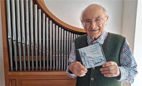 Dr. Sixtus Lampl mit dem Cover der neuen CD. Foto re