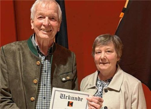 Dr. Susanne Knobloch überreichte Eberhard Häfele die Ehrennadel des Diözesanverbandes. Foto Kotter