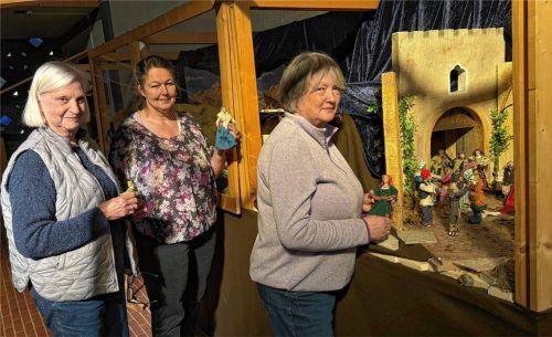 Drei Tage lang haben (von links) Brigitte Braun, Bärbel Merk und Bärbel Scheibenzuber daran gearbeitet, die vier Vitrinen der Jahreskrippe in der Georgskirche mit Leben zu erfüllen. Foto Kotter