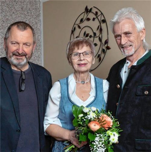 Dritter Bürgermeister Martin Aufenanger (links) gratulierte Sigrid und Jürgen Trendel zu 50 Ehejahren. Foto Berger
