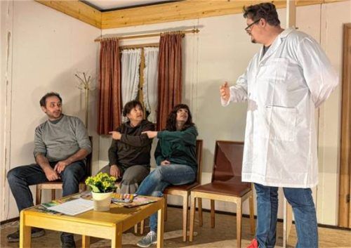 Drunter und drüber geht es in dem Drei-Akter in der Arztpraxis von Dr. Paul Biedermann. Foto Müller