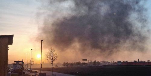 Dunkle Rauchschwaden und beißender Geruch von brennendem Kunststoff: Am Donnerstagabend brannte am SMR-Recyclinghof in Mühldorf ein Container mit Elektroschrott. Foto privat