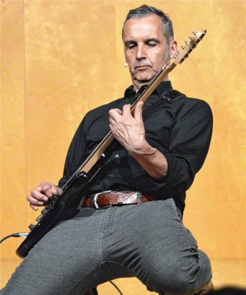 E-Gitarre kann er auch: Stefan Kröll rockte die Bühne im Kultur- und Kongresszentrum. Foto Sieberath