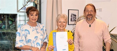 Ehren durften Ingrid Kraus (links) und Andreas Seebacher (rechts) Rosemarie Rupp für 15 Jahre Mitgliedschaft im VdK-Ortsverband. Foto Strim