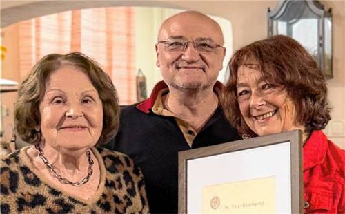 Ehrenvorsitzende Elvira Schreiner (links) mit Andreas Schreiner und Vorsitzender Ulrike Zöller. Foto Gerstner