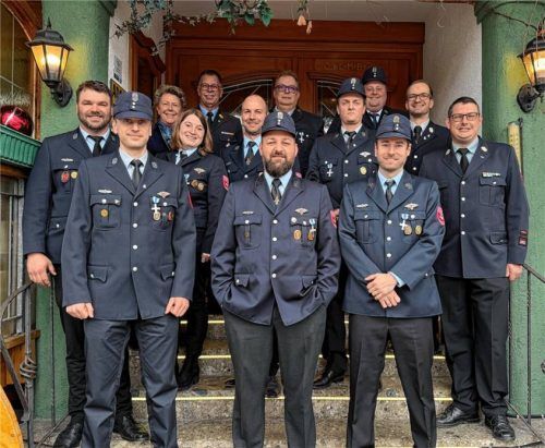 Ehrungen für 25 Jahre Mitgliedschaft: (jeweils von links) erste Reihe: Alfred Entfellner junior, Matthias Vogl, Sebastian Aicher junior; zweite Reihe: Vorsitzender Mane Wagner, Sabine Wagner, Benjamin Huber, Christoph Hasenauer, Kommandant Wolfgang Stangl; dritte Reihe: Bürgermeisterin Regina Braun, Kreisbrandmeister Mane Gierlinger, Jürgen Kaiser, Michael Winkler und Zweiter Kommandant Tobias Hofer.Foto Lechner