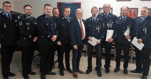 Ehrung für Wasserburger Feuerwehrmänner (mit Urkunde) für 40 Jahre im aktiven Dienst. Foto  Weithofer
