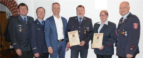 Ehrung und Beförderungen bei der Ebinger Wehr: (von links) stellvertretender Kommandant Sebastian Praßl, Vorsitzender Martin Anzinger, Bürgermeister Robert Pötzsch, Thomas Rettenwander, Alexandra Rödig und Kommandant Andreas Rödig.Foto  Bachmaier