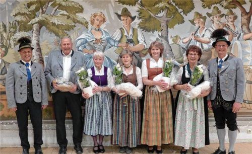 Ehrungen 50 Jahre: (von links) Zweiter Vorsitzender Thomas Fuchs, Anton Vogt, Anna Geyer, Marga Steinbeißer, Maria Pirchmoser, Lisbeth Herrmann und Vorsitzender Peter Zaggl.Foto Stefan Hadersdorfer