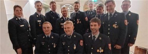 Ehrungen bei der Feuerwehr Pittenhart (vorne von links): Andreas Feuerer, Christoph Stöcklhuber und Martin Niedermaier (alle 25 Jahre); stehend von links: Vorsitzende Anna-Maria Siglreithmaier, Kommandant Florian Niedermaier, Gerhard Mair (30), Andreas Neubauer (20), Andreas Thusbaß (20), Andreas Auer (10), Bürgermeister Sepp Reithmeier, Zweiter Vorsitzender Phillip Spiel und Kreisbrandmeister Martin Hochreiter.Foto künzner-hingerl