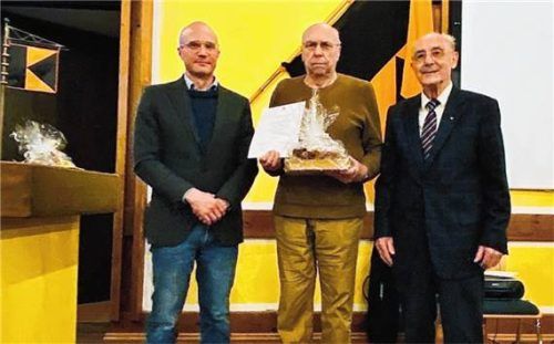 Ehrungen bei der Kolpingsfamilie: (von links) Geistlicher Beirat Nicolas Gkotses, Walter Borgfeldt (65 Jahre) und Kolping-Vorsitzender Herbert Schwarz.Foto Bachmaier