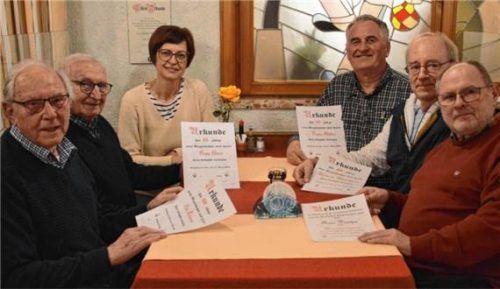 Ehrungen bei der Liedertafel: (von links) Edi Kästner, Josef Hora, musikalische Leiterin Shanna Hiemesch, Franz Hüller, Gerhard Wastlhuber und Kurt Fischer. Foto Bachmaier