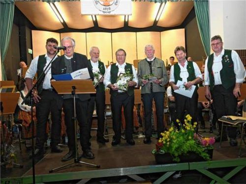 Ehrungen bei der Musikkapelle Großholzhausen: Die drei Herren in der Mitte sind seit 180 Jahren aktiv.Foto Ruprecht