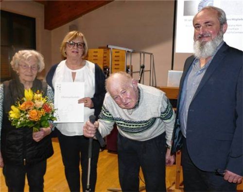 Ehrungen beim Gartenbauverein: (von links) Rita Huber, GVB-Vorsitzende Enikö Döring, Konrad Fellermeier und der Kreisvorsitzende Helmut Schmid.Foto Bachmaier