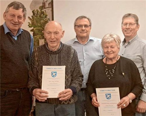 Ehrungen für 40 und 30 Jahre Vereinszugehörigkeit: (von links) Franz Vollmaier, Hans Heizinger, Klaus Oberbuchner, Rosina Maria von Roennebeck und Manfred Reindl. Foto Privat