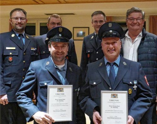 Ehrungen für langjährigen aktiven Dienst: vorne: Thomas Raab (links) und Markus Betzl. Hinten, von links: Kreisbrandmeister Marcus Huber, Kommandant Sepp Friesinger, stellvertretender Kommandant Stefan Schwimmer und Bürgermeister Rudi Schreyer.Foto  Konrad