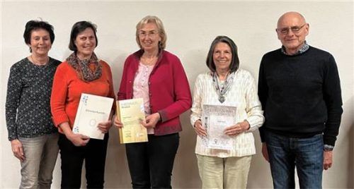 Ehrungen für Treue: (von links) Vorsitzende Rosmarie Widmann, Marianne Lackerschmid (50 Jahre Mitgliedschaft), Irmgard Bauer (40 Jahre) Beate Gierer (25), Kassier Hans Kaufmann. Foto re