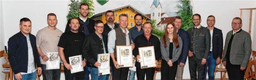 Ehrungen und Beförderungen: Stadtbrandrat Hans Meyrl (von rechts), Stadtbrandinspektor Mario Zimmermann, Oberbürgermeister Andreas März und Kommandant Günter Scholz beglückwünschten Neumitglied Johanna Kaffl, Josef Fischbacher (50 Jahre), Anton Fingernagel (30 Jahre), Franz Kaffl (40 Jahre), Vorstand Thomas Fischbacher, Löschmeister Daniel Baier (20 Jahre), Oberlöschmeister Stefan Wanek, Florian Schießl und Daniel Egger (jeweils zehn Jahre), eingerahmt vom Zweiten Kommandanten Michael Hoerauf.Foto Aerzbäck