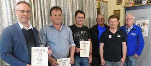 Ehrungen und Verabschiedung beim SV St. Erasmus: (von links) Bürgermeister Robert Pötzsch, Lorenz Schmidinger, Christian Obermaier, Peter Christan, Andreas Bernhart und Erwin Zeug vom BLSV.Foto Bachmaier