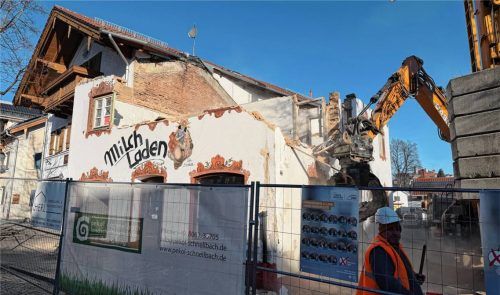 Ein Abbruchbagger hat einen Großteil des Donbeck-Anwesens bereits niedergerissen. Die Aufschrift „Milchladen“ verschwindet von der Fassade.Fotos Kotter