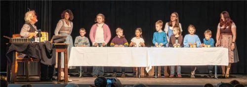 Ein besonderer Höhepunkt war der Auftritt von acht Kindern, die das von Sebastian Huber komponierte „Vinzi-Lied“ mit Kuhglocken zum Klingen brachten.Foto Erwin Ringsgwandl