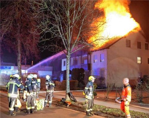 Ein Dachstuhlbrand forderte die Einsatzkräfte. Foto fib/Eß