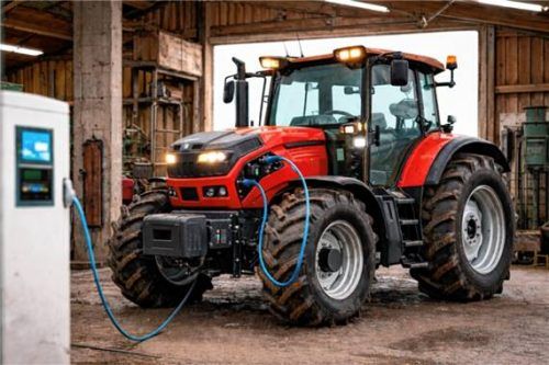 Ein E-Traktor lädt in der Maschinenhalle. Erste Modelle sind im Einsatz, doch bleibt Diesel das Maß der Dinge. Foto KI