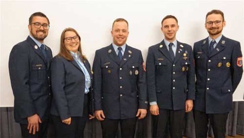 Ein ereignisreiches Jahr liegt hinter dem Vorstand der Feuerwehr Schwindegg: (von links) Zweiter Kommandant Simon Hendrych, Jugendwartin Jassy Hendrych, Vorsitzender Thomas Gradl, Kommandant Dennis Göschl und Kassier Augustinus Obermeier. Foto Sutherland