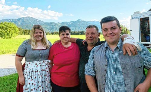 Ein Familienbild aus glücklichen Zeiten: Katja Ranner (links) und Bruder Korbinian (rechts) mit ihren Eltern Josef (†53) und Christel (†54). Mutter und Vater sind binnen sieben Monaten verstorben. Foto privat
