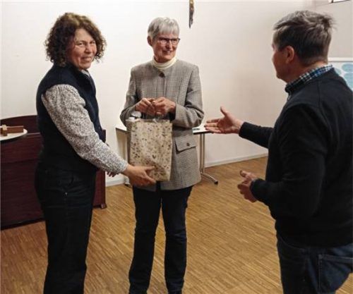 Ein Geschenk für die Referentin: Veronika Fluhrer, Sr. Christine Romanow und Wilhelm Kürzeder. Foto Wittmann