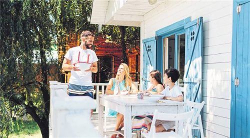 Ein Häuschen im Grünen oder eine Wohnung mit zwei Schlafzimmern: So macht der nächste Familienurlaub Spaß.Foto  i stock/Ferienhausmiete.de