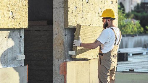 Ein Haus zu dämmen, ist eine gute Sache. Aber kann man es auch übertreiben? Foto Smarterpix/KostyaKlimenko