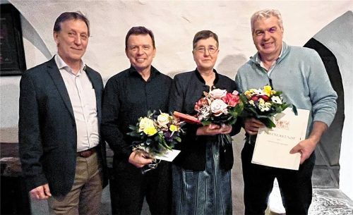 Ein herzlicher Abschied: (von links) Bürgermeister Konrad Lindner würdigte das Wirken von Helmut Stadler, Hilde Warmedinger und Simon Strell für die Gemeinde Amerang. Foto Auer