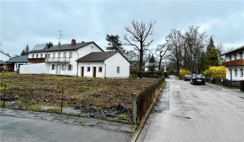 Ein Mehrfamilienhaus und ein Doppelhaus sollen am Böhmerwaldweg (Bildseite links) die bisherige Bebauung ersetzen. Foto Neuwirth