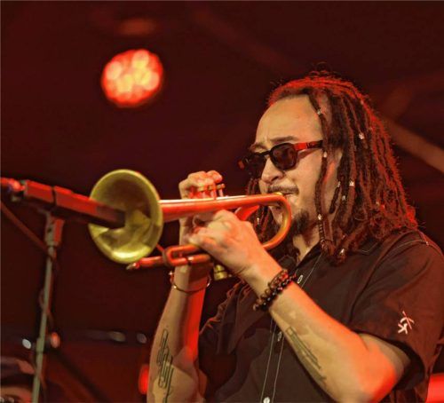 Ein Miles Davis mit Dreadlocks: Theo Croker setzte mit seiner Reminiszenz an Miles Davis einen Glanzpunkt bei der Burghauser Jazzwoche. Foto  Enzinger