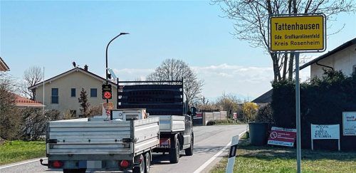 Ein mobiler Geschwindigkeitsanzeiger am Ortseingang von Tattenhausen beweist: 92 Prozent aller Fahrzeuge überschreiten die Geschwindigkeit von 50 Kilometern pro Stunde. Auch dieser Klein-Laster mit Anhänger.Fotos  Kathrin Gerlach/Grafiken Gemeinde Großkarolinenfeld