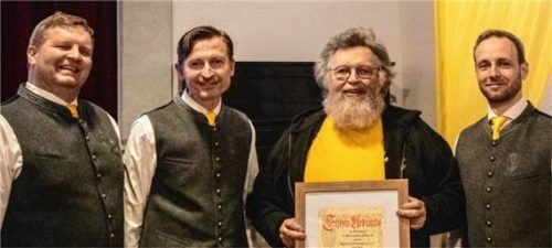 Ein Moment fürs Leben: Radu Mihai Focsaneanu (Zweiter von rechts) neben den SVO-Vorständen (von links) Christian Mayer, Markus Lupp und Philipp Fuchs.Foto  Stache