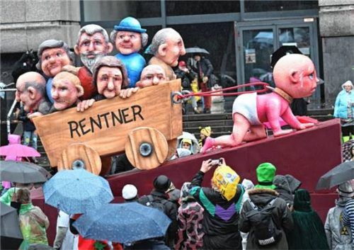 Ein Mottowagen zum Thema „Rentner“ fährt an den Zuschauern beim Rosenmontagszug in Düsseldorf vorbei. Foto dpa