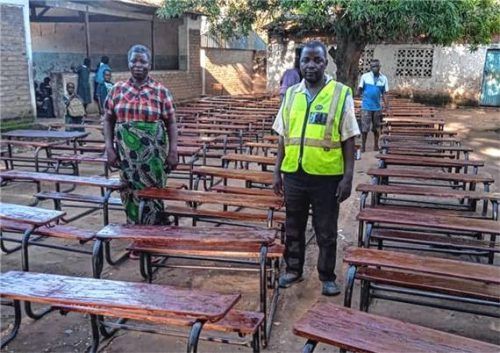 Ein neues Großprojekt der Malawi-Hilfe ist die Reparatur von Schultischen. Foto Sutherland