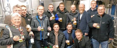 „Ein Prosit auf ein schönes Radlerfest“: Darauf stießen Martin Berger von der Steiner-Brauerei und der RV-Vorsitzende Florian Lehner (rechts) mit den Festausschussmitgliedern an. Alle lobten das Festbier und freuten sich über die tollen Flaschenetiketten.Foto Bachmaier