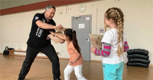 Ein starkes Symbol: Die Schüler der Klasse 1b zerschlagen ihre zuvor auf ein Brett geschriebenen Ängste – der eindrucksvolle Moment verleiht den Kindern Mut, Selbstvertrauen und innere Stärke. Mit anschaulichen Beispielen und viel Praxisbezug vermittelte Selbstbehauptungscoach Rudi Schachtl den Kindern wichtige Strategien für den Alltag. Foto  Schweiger