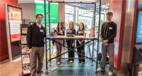 Ein starkes Team: BTK-Ausbilderin Franziska Seebacher (Mitte) umringt von ihren Auszubildenden.