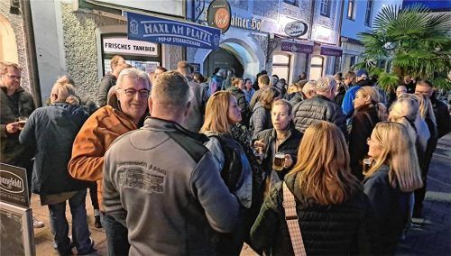 Ein Stehausschank in der Aiblinger Innenstadt sorgt derzeit für reichlich Belebung in den Abendstunden.