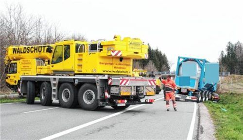 Ein Tank-Lkw, der in einen Graben gerollt war, musste am gestrigen Montag zurück auf die B15 geschleppt werden. Die Bergung gestaltete sich schwierig. Foto Reisner