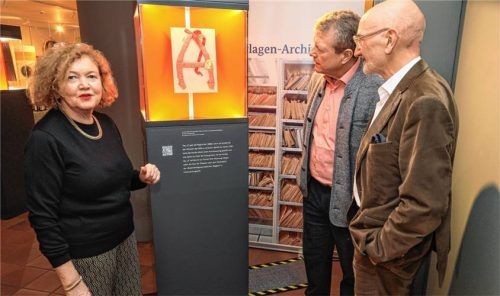 Einblicke in die krakenartig verzweigte Überwachungsarbeit der DDR-Bürger durch die Stasi gibt die aktuelle Wanderausstellung des Bundesarchivs „Alles Wissen Wollen – Die Stasi und ihre Dokumente“ im Heimathaus Traunstein. Das Bild zeigt (von links) Professor Dr. Daniela Münkel, Stadtmuseumsleiter Stefan Schuch und Stasi-Opfer Dr. Alfred Kotter. Foto Effner