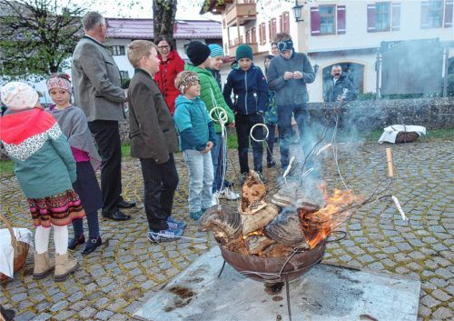 Eine alte Tradition wird in Reit im Winkl noch gepflegt: Nach einem überlieferten Brauch legen am Ostersonntag früh nach der Auferstehungsfeier in Reit im Winkl Kinder und Jugendliche getrocknete Baumschwämme in das Osterfeuer vor der Pfarrkirche St. Pankratius. Nach dem Entzünden der Baumschwämme tragen die Kinder diese mit Schwingbewegungen nach Hause und zu Nachbarn. Dort in den Ofen gelegt, bringt das Osterfeuer nach überliefertem Brauch Glück und Segen ins Haus.Foto  Archiv Hauser