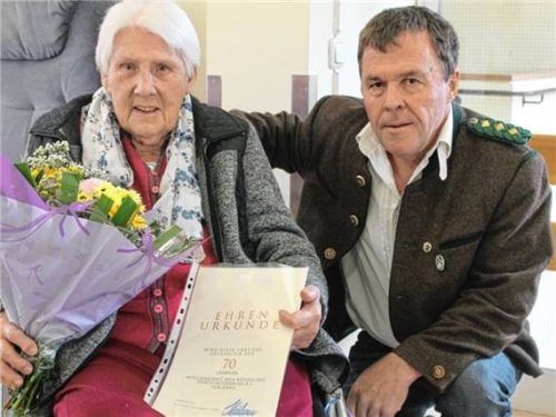 Eine besondere Ehrung erhielt Marianne Bodner durch Schützenmeister Rudi Babl für 70 Jahre Mitgliedschaft im Verein. Foto re