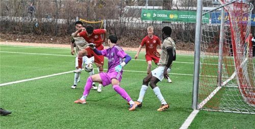 Eine der vielen 1860-Chancen, Leonardo Papapicco bringt den Ball hier aber nicht über die Linie.Foto Franz Ruprecht