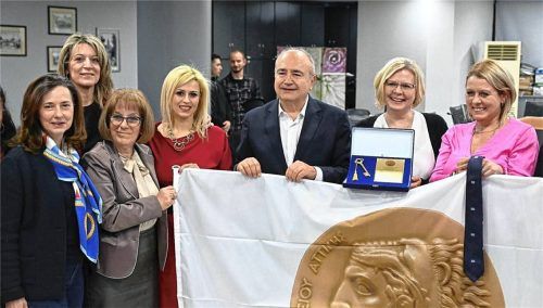 Eine Ehrung aus 2.000 Kilometern Entfernung: Mühldorfs griechische Partnerstadt Iraklio hat Günther Knoblauch zu ihrem allerersten Ehrenbürger ernannt. Krankheitsbedingt konnte er die Feierstunde nur zu Hause am Laptop mitverfolgen. Seine Töchter Christine und Susanne nahmen die Ehrung von Bürgermeister Nikos Babalos (von rechts) entgegen. Foto  Stadt Iraklio